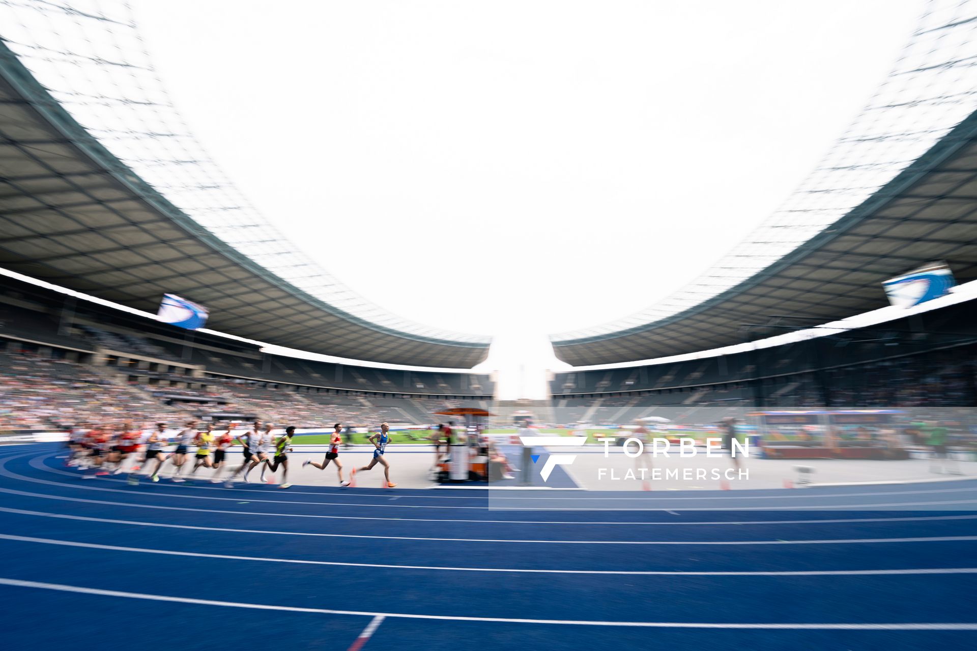 Nils Voigt (TV Wattenscheid 01) vor Maximilian Thorwirth (SFD 75 Duesseldorf-Süd) beim 5000m Finale waehrend der deutschen Leichtathletik-Meisterschaften im Olympiastadion am 25.06.2022 in Berlin